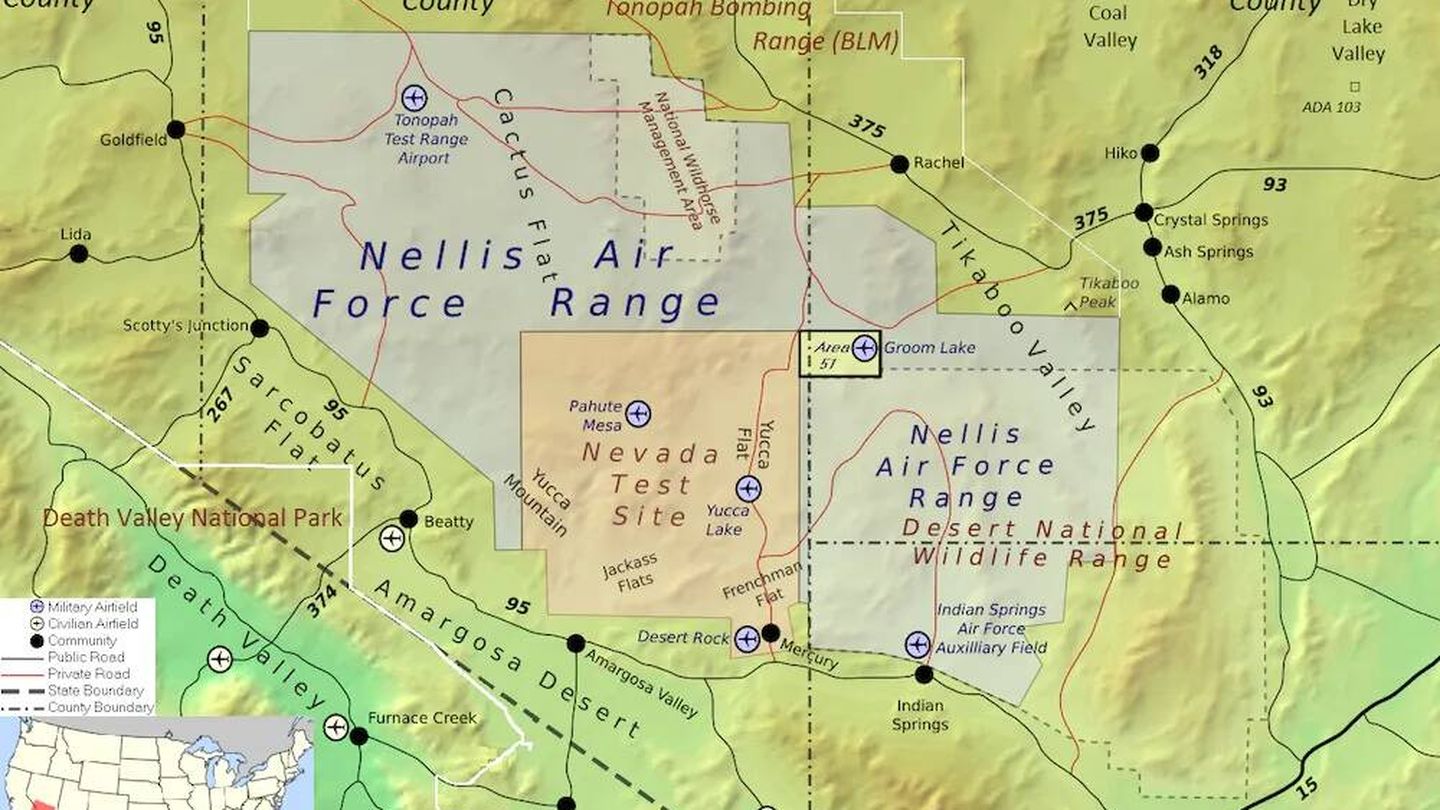 El Área 51, el rectángulo amarillo del centro del mapa, se encuentra en medio del polígono de tiro de la Fuerza Aérea de Nellis, mucho más grande. (DEMIS BV vía Wikimedia Commons, CC BY-SA)