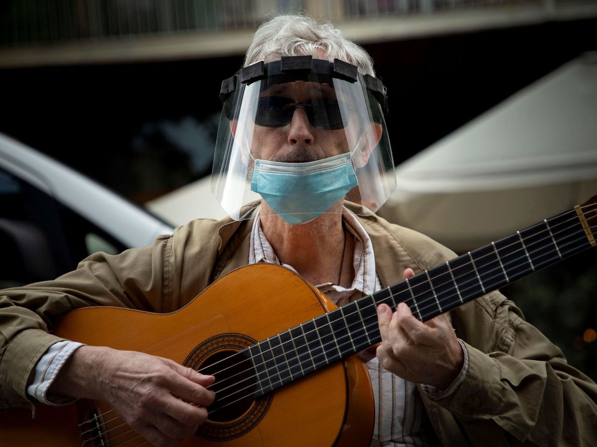 Foto: Un músico toca la guitarra en Barcelona (EFE)