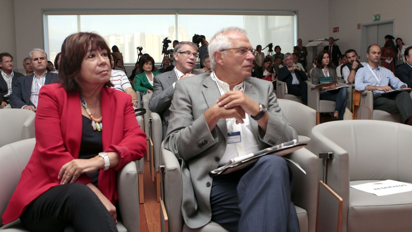 Foto: Los exministros Cristina Narbona y Josep Borrel, el 2 de septiembre de 2013, durante un congreso en Bilbao. (EFE)