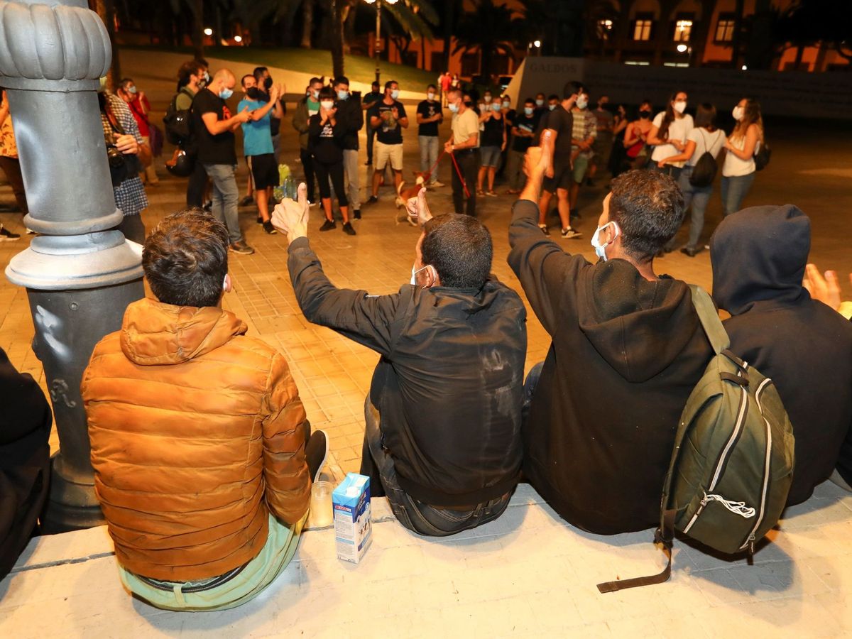 Foto: Inmigrantes marroquíes, frente a la Delegación del Gobierno en Las Palmas. (EFE)