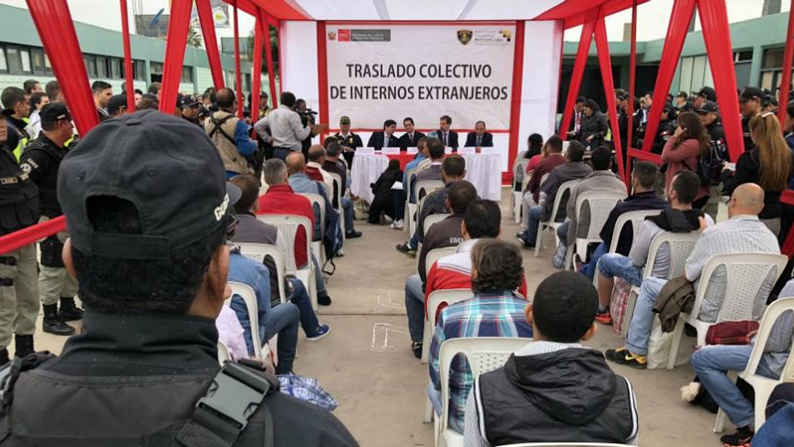 Foto: Ceremonia de entrega de los presos españoles por parte del INPE peruano a la Policía Nacional española para su traslado. 
