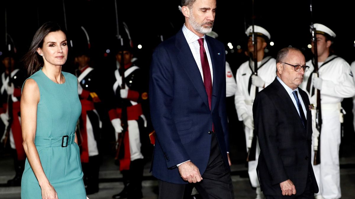La reina Letizia pisa fuerte a su llegada a Argentina con un look de estreno