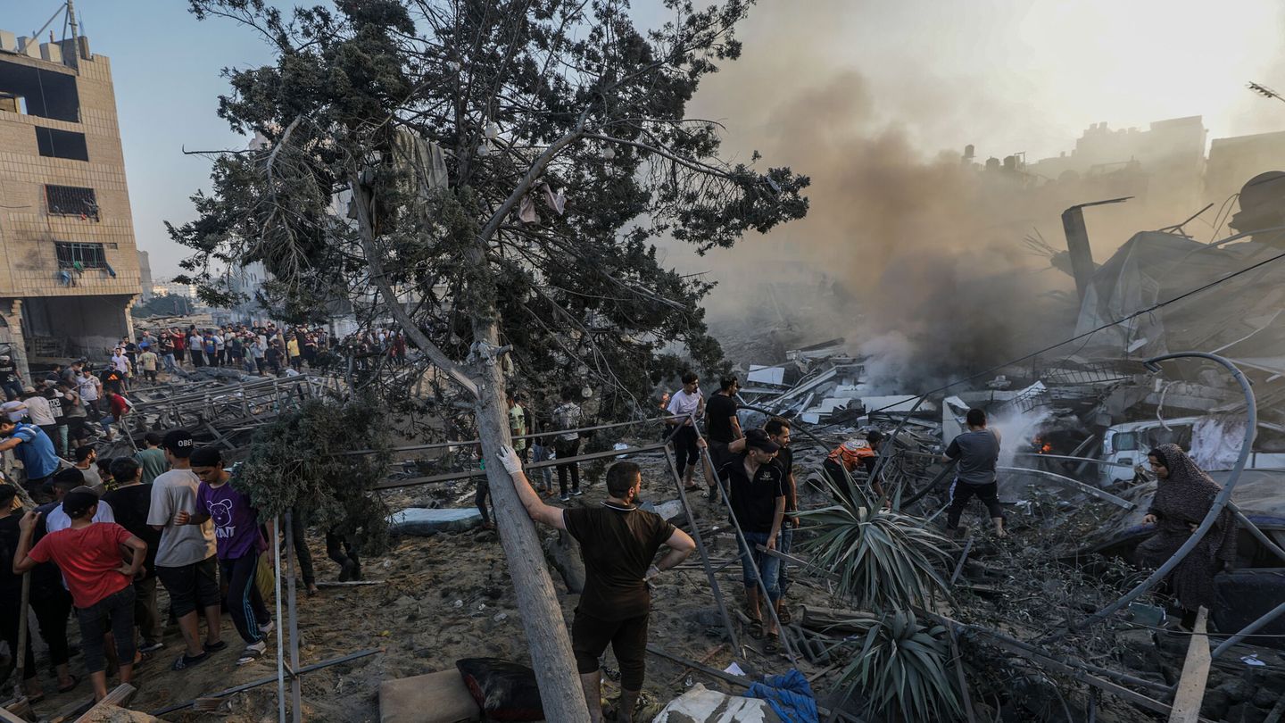 Gaza (---), 25 10 2023.- Palestinians inspect the rubble as smoke rises at a destroyed area following Israeli air strikes in Gaza City, 25 October 2023 (issued 26 october 2023). More than 6,500 Palestinians and over 1,300 Israelis have been killed, according to the Israel Defense Forces (IDF) and the Palestinian health authority, since Hamas militants launched an attack against Israel from the Gaza Strip on 07 October, and the Israeli operations in Gaza and the West Bank that followed it. EFE EPA MOHAMMED SABER 
