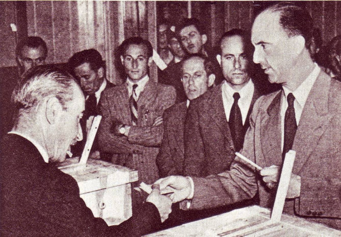 El rey Umberto II vota en el referéndum italiano de junio de 1946