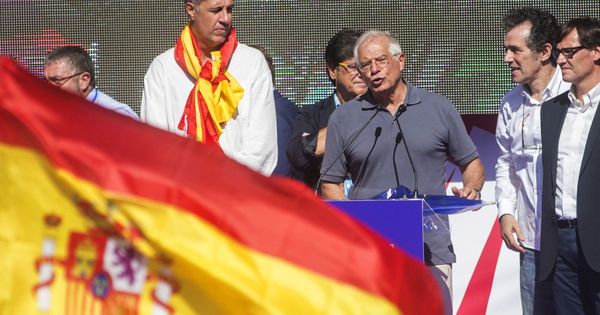 Foto: El exministro socialista Josep Borrell (c), al final de la manifestación convocada por Societat Civil Catalana. (EFE)