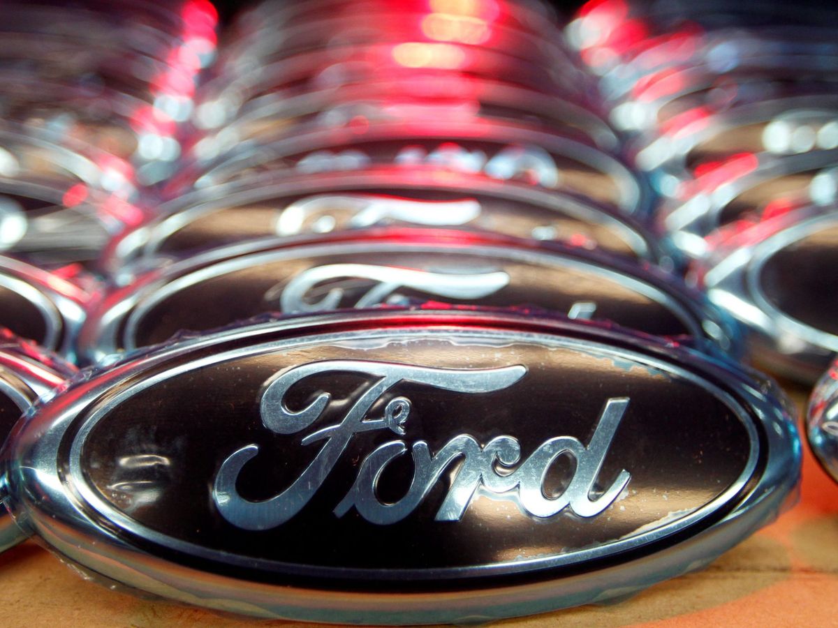Foto: Logos de Ford, que está redefiniendo su presencia en Europa. (Reuters/Vincent Kessler)