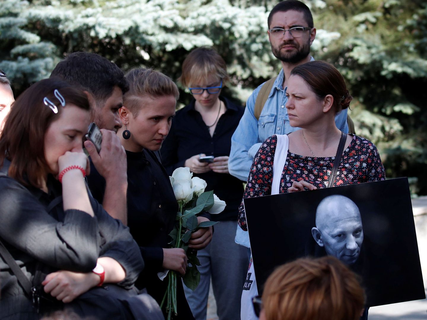 Asistentes al funeral de Alexander Rastorguyev, uno de los tres periodistas rusos asesinados en la República Centroafricana, en Moscú, el 7 de agosto de 2018. (Reuters)