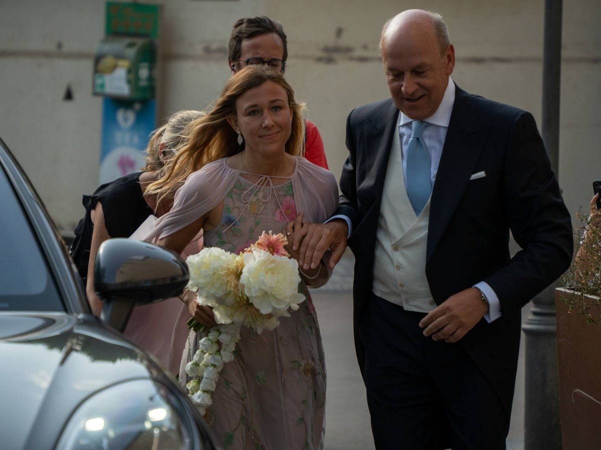 Foto: La novia, con su padrino. (Cordon Press)
