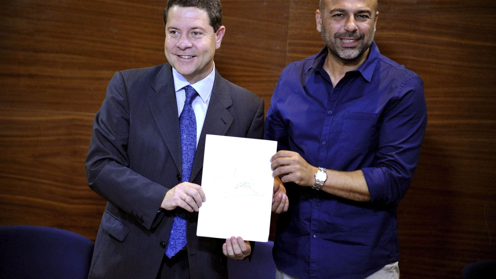 Foto: Emiliano García-Page y José García Molina firman ante notario su acuerdo, el pasado 29 de junio en Toledo. (EFE)