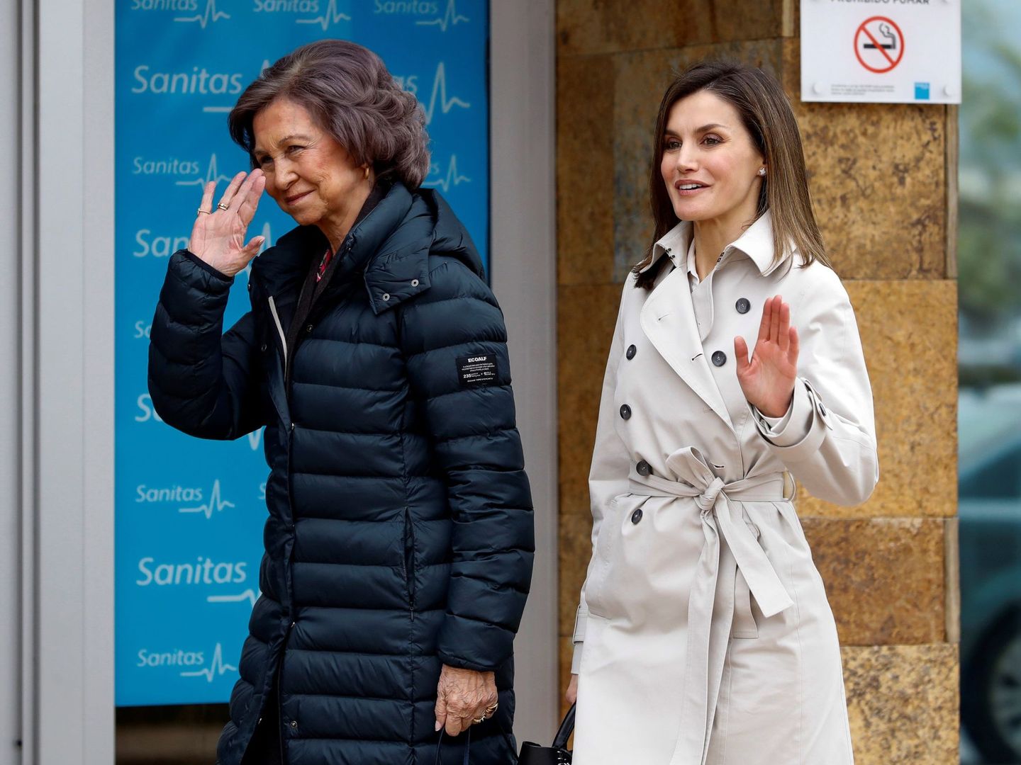 La reina Sofía y la reina Letizia, llegando juntas al hospital donde había sido operado don Juan Carlos. (EFE)