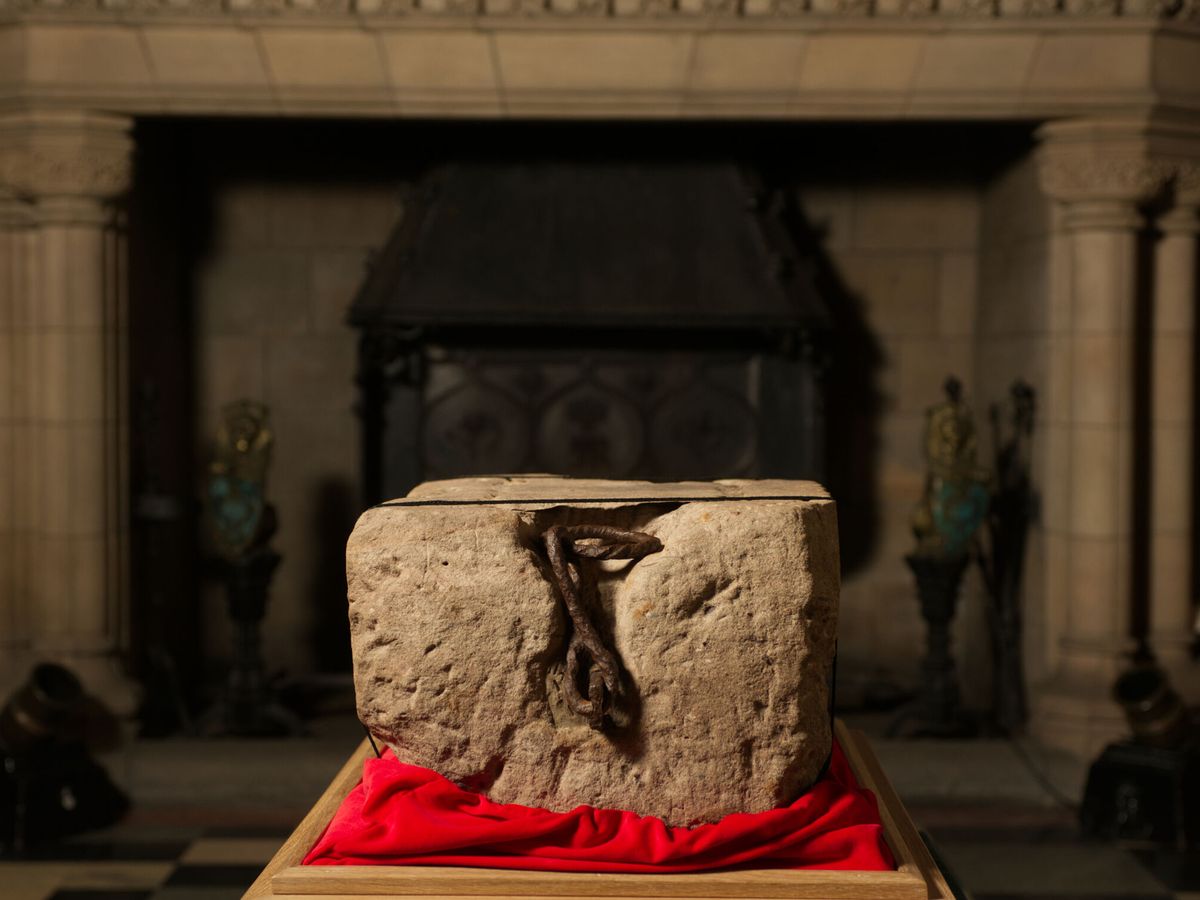 Foto: La Piedra del Destino, una reliquia que enfrenta a Escocia y a Inglaterra. (EFE)