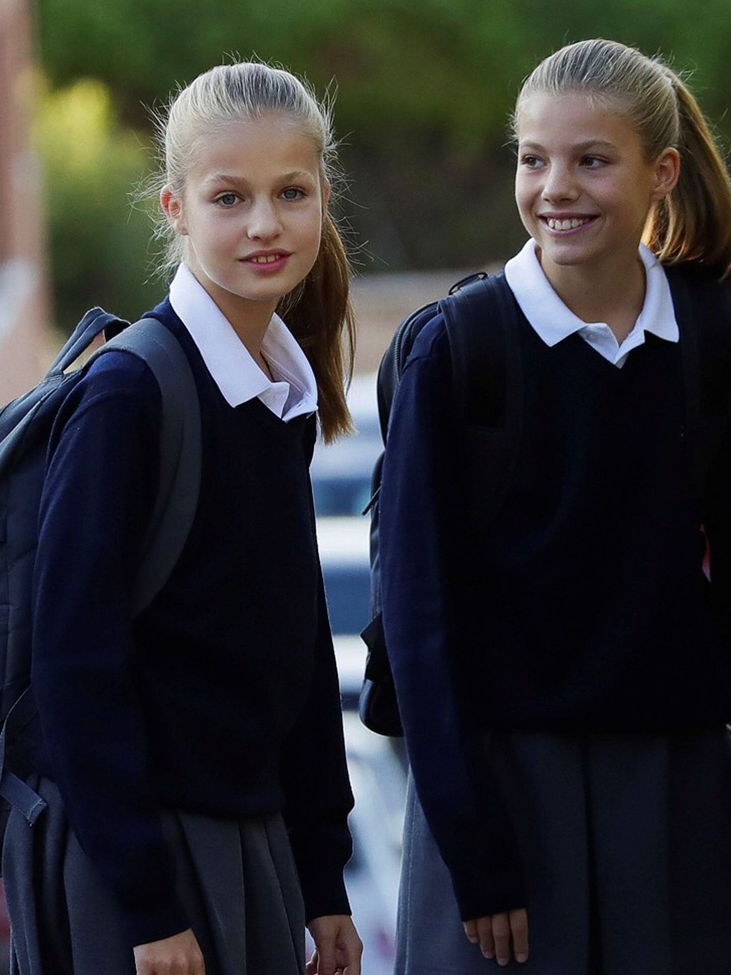 La princesa Leonor y la infanta Sofía, a su llegada a su primer día de clase en el colegio privado Santa María de los Rosales de Madrid. (EFE)