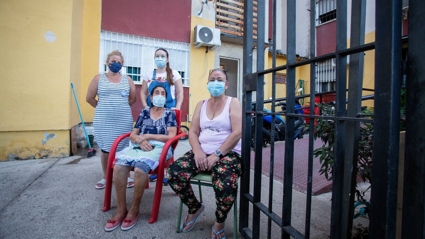 Rosa, Guadalupe, Margari y Josefa, vecinas de un bloque de viviendas. (Fernando Ruso)