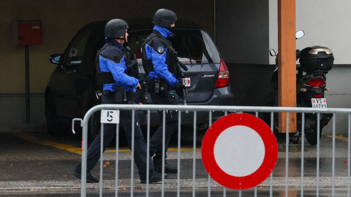 La policía tras el tiroteo en la ciudad suiza de Sion. (Reuters/Denis Balibouse)