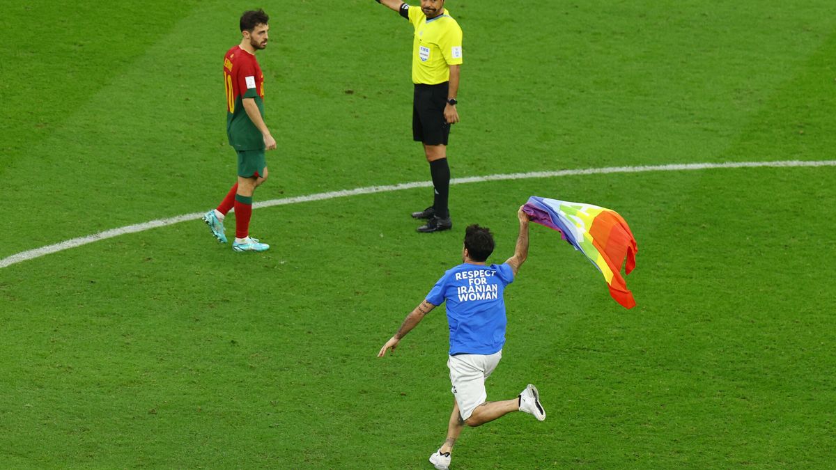 Un espontáneo salta al césped del Mundial de Qatar con una bandera LGTBI y una camiseta reivindicativa