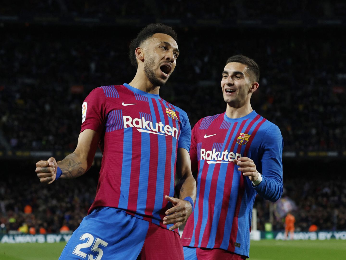 Aubameyang y Ferran Torres celebran un gol del Barcelona.