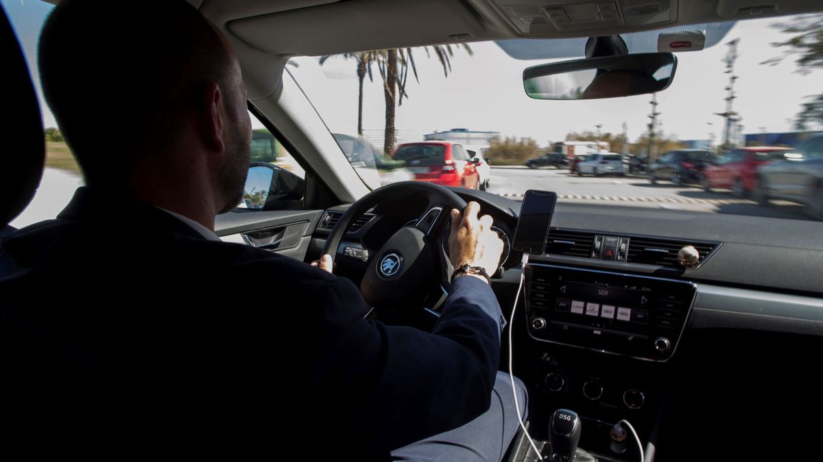 La justicia cerca a las VTC que operan con Uber y Cabify por precarizar a sus conductores