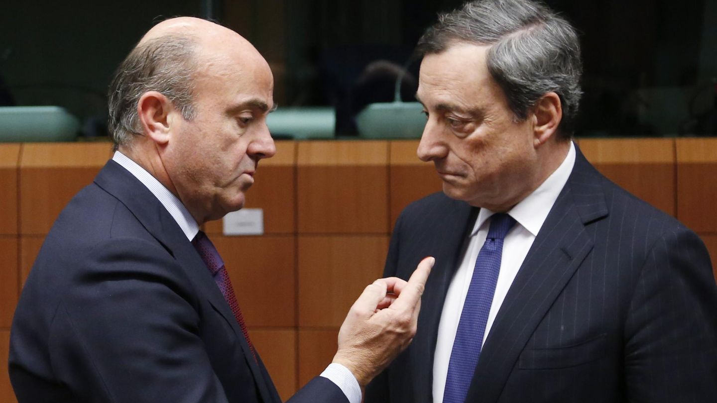 El ministro de Economía, Luis de Guindos, y el presidente del BCE, Mario Draghi. (EFE)