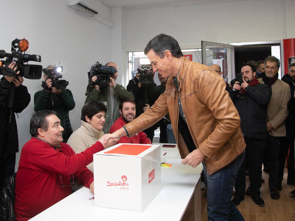 Foto: Pedro Sánchez vota en su agrupación de Pozuelo de Alarcón en la consulta sobre el pacto con UP, el pasado 23 de noviembre. (Eva Ercolanese | PSOE)