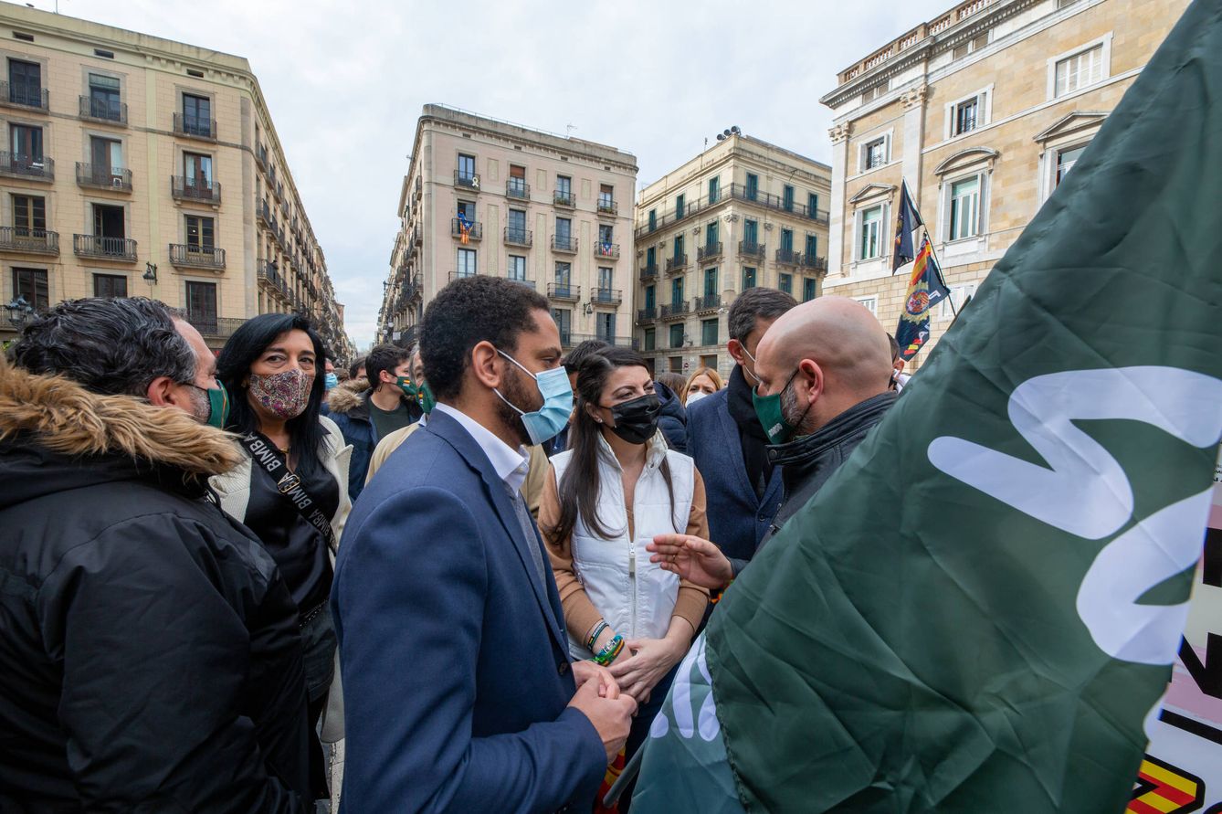 Ignacio Garriga, Macarena Olona y Rodrigo Alonso charlan durante la protesta de Jusapol en Barcelona. (D.B.)