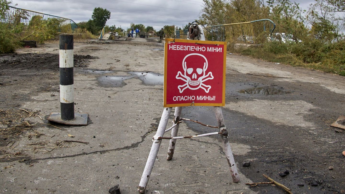 Cartel alertando de minas antipersona en Ucrania. (EFE/EPA/Sergey Kozlov)