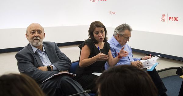 Foto: José Félix Tezanos, Adriana Lastra y Manuel Escudero, en 2017. (EFE)