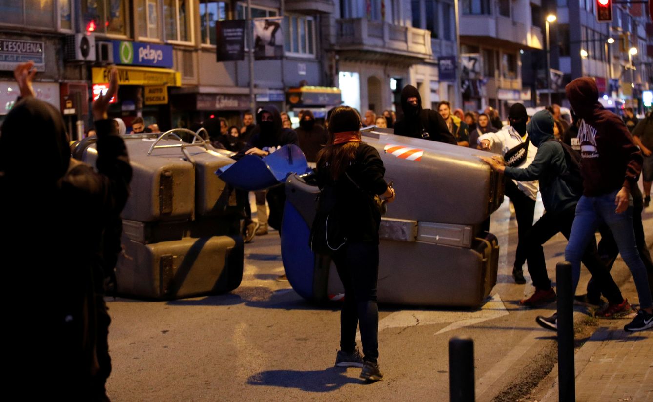 Manifestantes tiran a su paso contenedores en Girona. (Reuters)