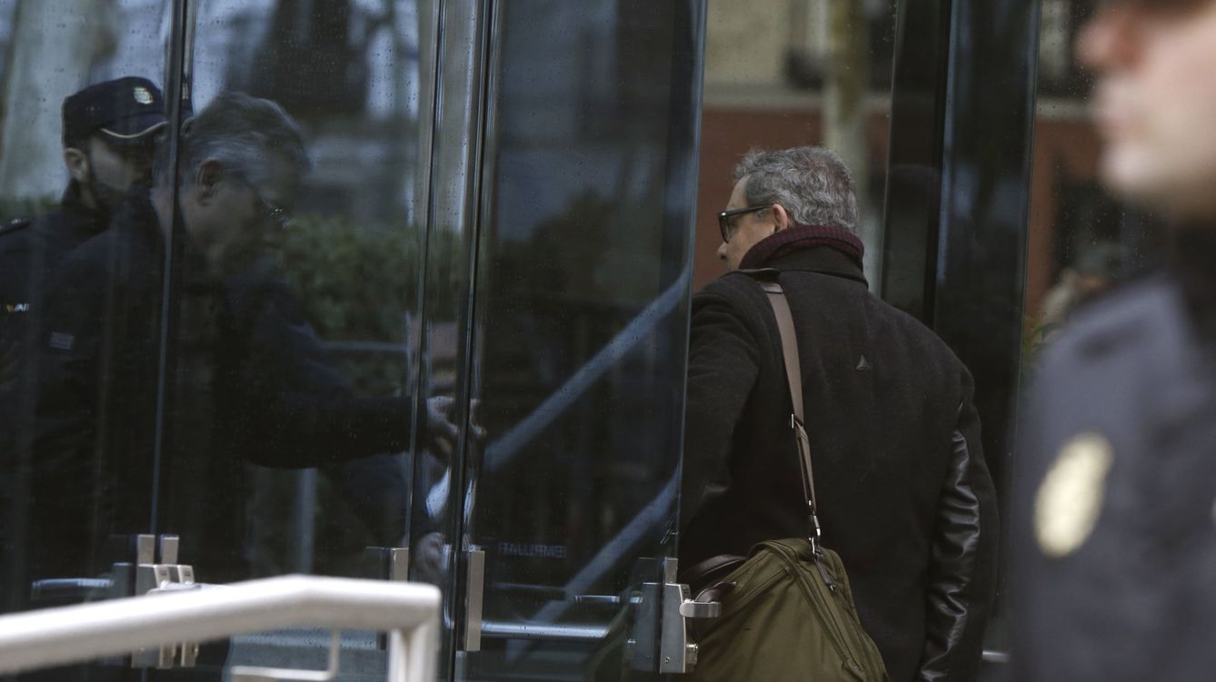 Foto: El mayor de los Pujol entra esta mañana en la Audiencia Nacional para declarar sobre su fortuna en Andorra. (EFE)