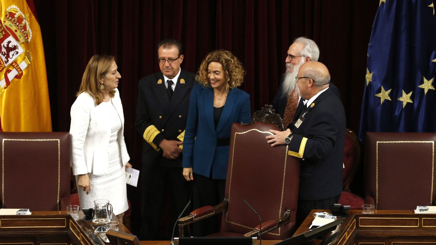 Meritxell Batet asume la presidencia del Congreso de esta XIII Legislatura, junto a Ana Pastor, su antecesora y nueva vicepresidenta tercera de la Cámara, este martes. (EFE)