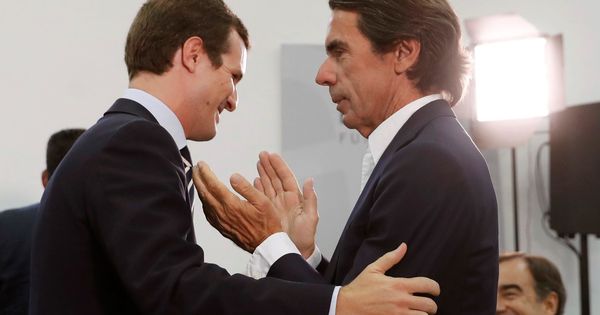Foto: Saludo entre José María Aznar y Pablo Casado. (EFE)