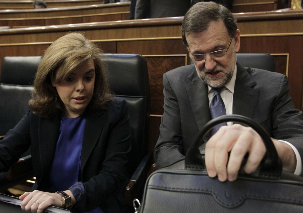Foto: El jefe del Ejecutivo, Mariano Rajoy, y la vicesecretaria del Gobierno, Soraya Sáenz de Santamaría, durante la sesión de control (Efe)
