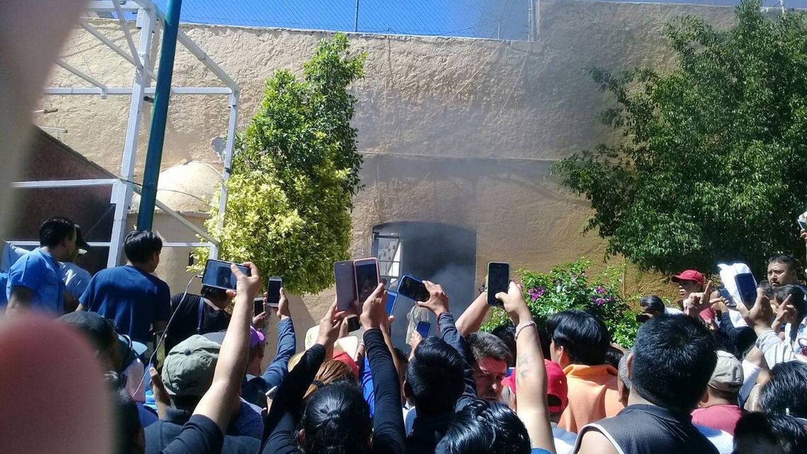 Foto: La multitud graba el linchamiento de Ricardo y Alberto Flores en San Vicente Boquerón.