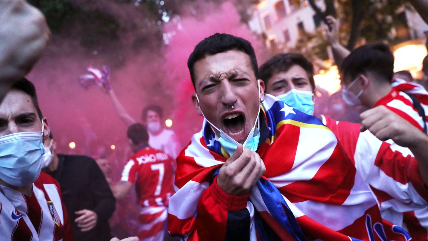 Los aficionados del Atlético de Madrid salen a la calle tras proclamarse campeones de Liga. (Reuters)