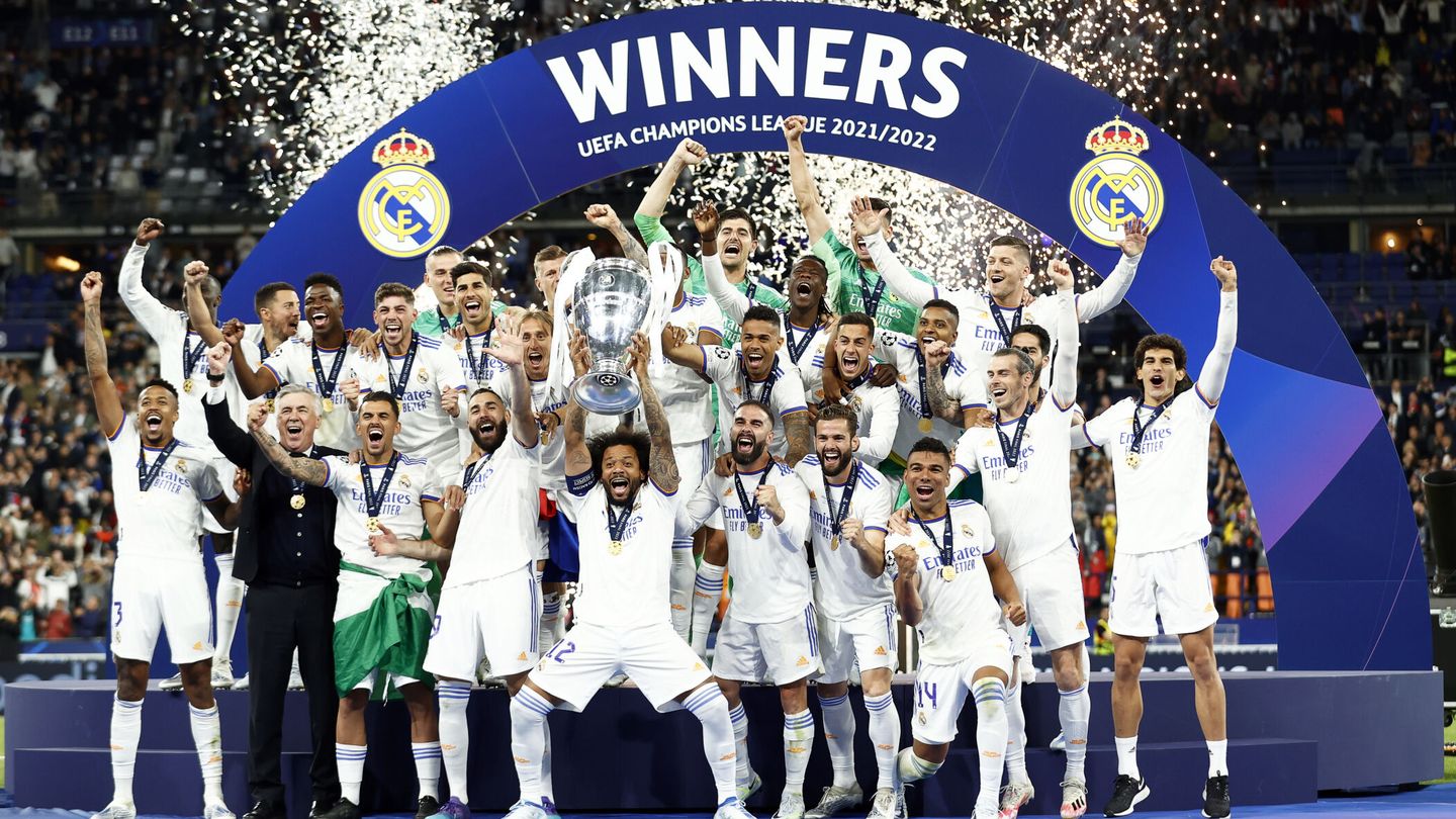 Los jugadores del Real Madrid celebran la Champions 2021/2022 (EFE/Yoan Valat).