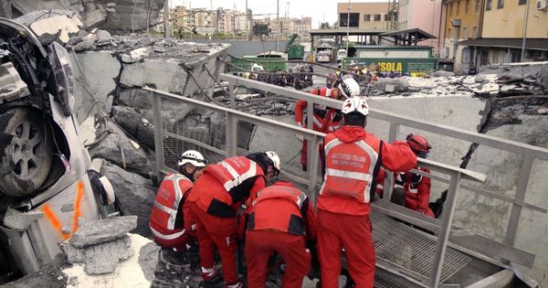 Foto:  Trabajadores de la Cruz Roja de Italia buscan desaparecidos entre los escombros del puente Morandi en Génova (Italia) el 16 de agosto de 2018. (EFE)