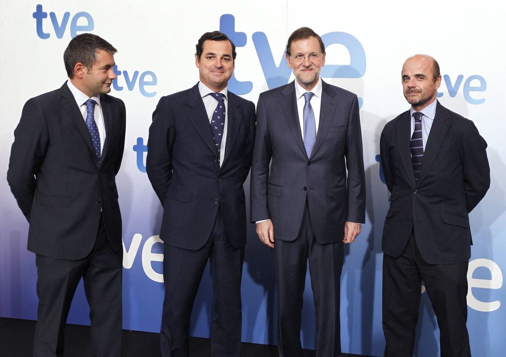 Foto: Mariano Rajoy (2d), el director de informativos de TVE; Julio Somoano (i), el presidente de la Corporación RTVE, Leopoldo Gonzalez-Echenique (2i), y el director