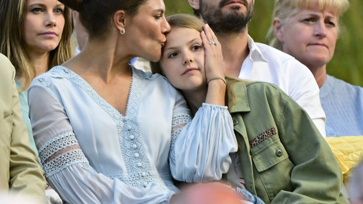 Las princesas Victoria y Estelle de Suecia, puro amor en un concierto familiar