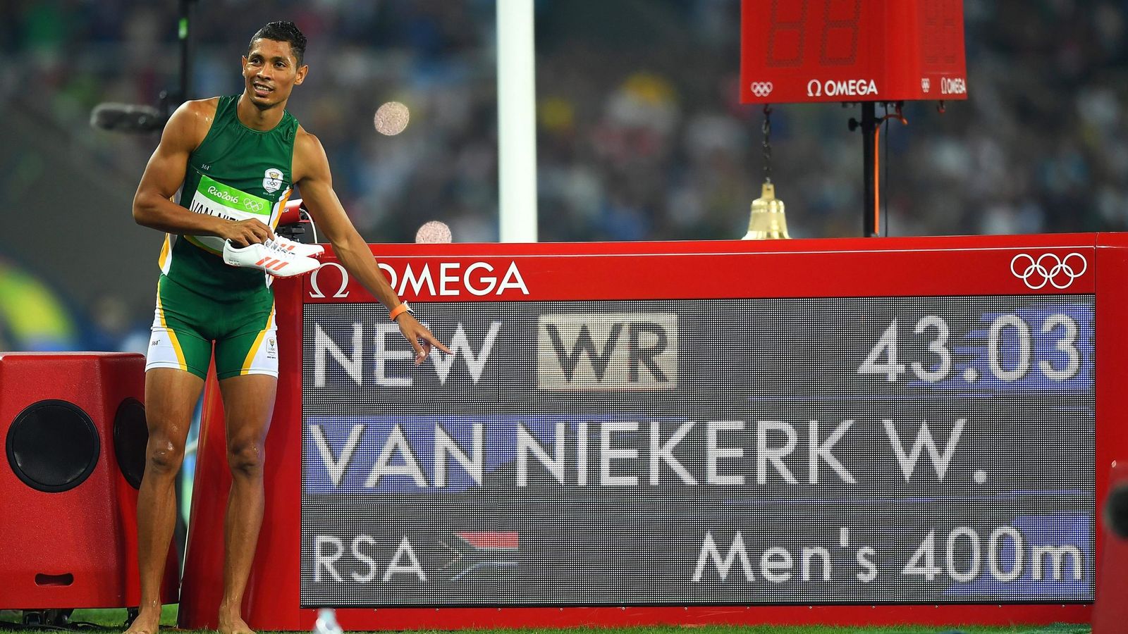 Foto: El sudafricano Wayde van Niekerk muestra su récord del mundo de 400 metros en la final de Río. (EFE)