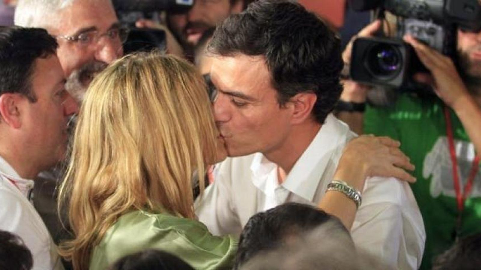 Foto: Pedro Sánchez besando a su esposa (EFE)