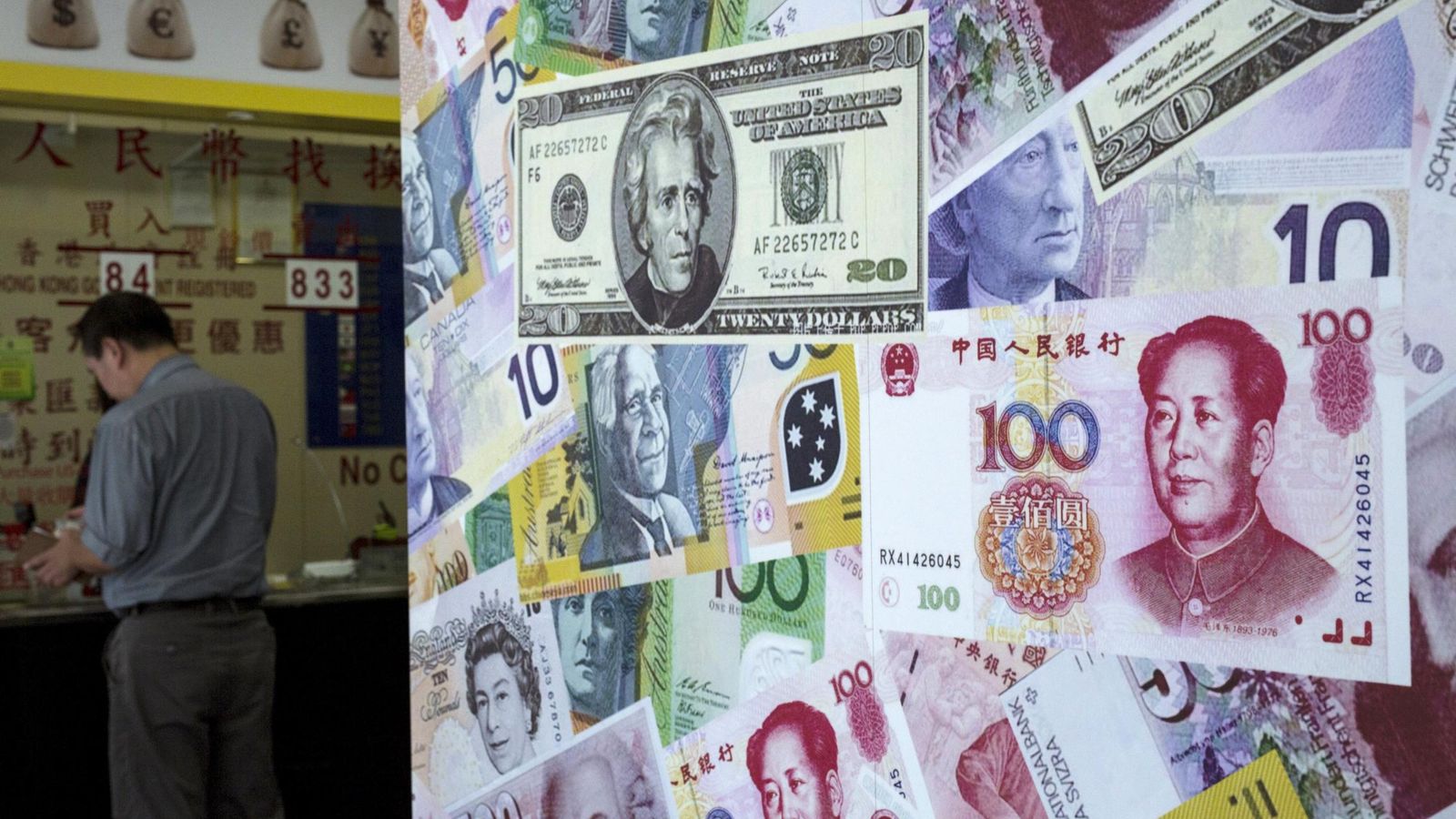 Foto: Un cliente cambia dinero en una casa de cambio de Hong Kong. (Reuters)