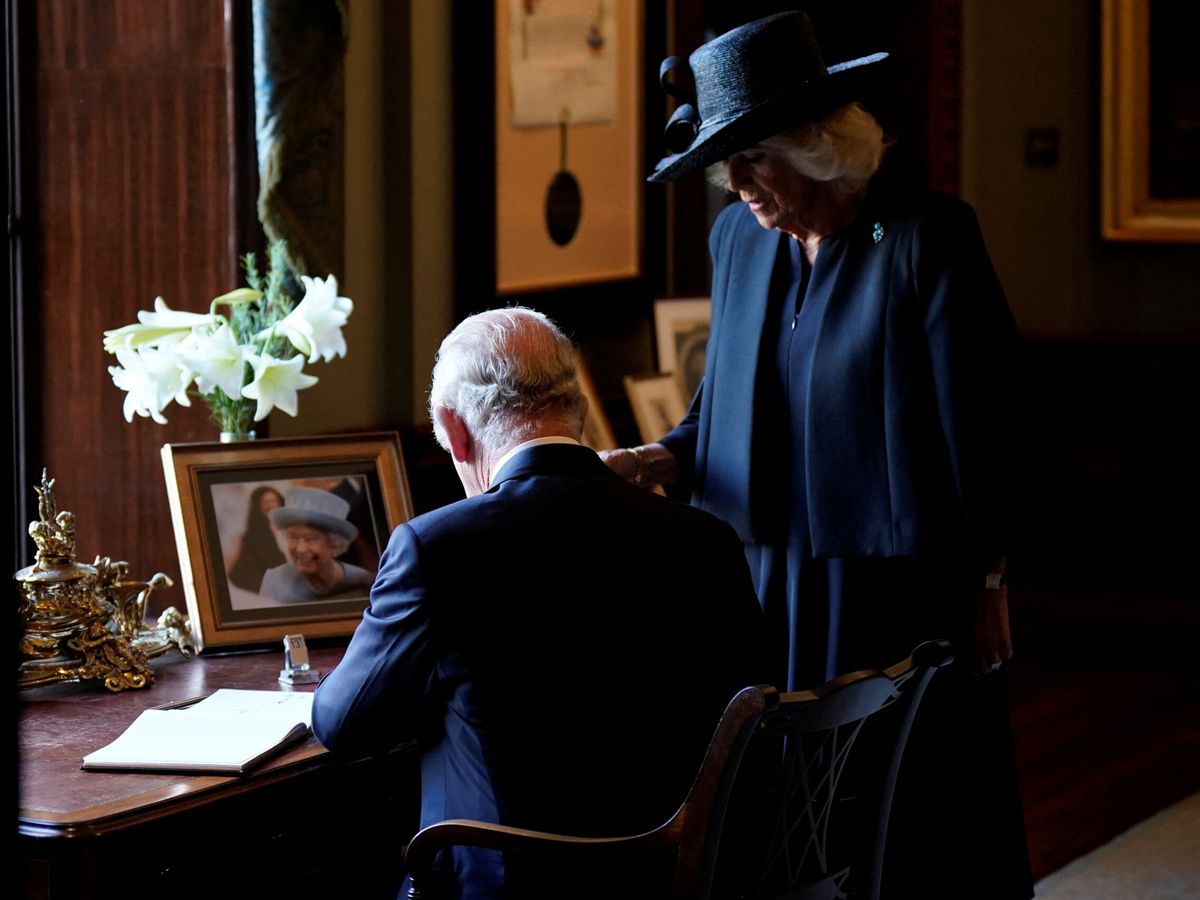Foto: El rey Carlos y la reina consorte firman en el libro de visitas del castillo de Hillsborough. (Reuters/Niall Carson)