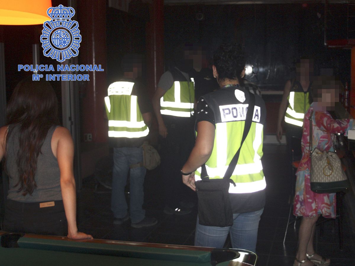 Foto: Imagen de archivo de una actuación de la Policía Nacional en un club de alterne. (EFE)