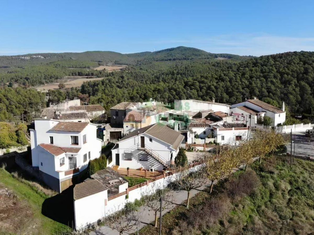 Siete casas, una piscina y una pista de tenis, un poblado a la venta en  Lleida por 1 millón