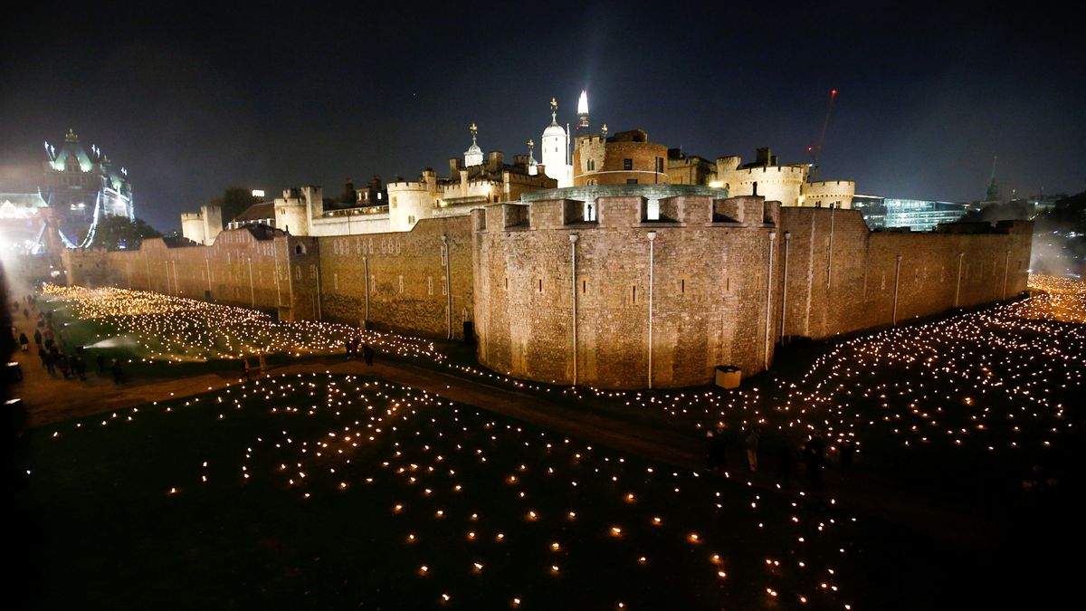 La Torre de Londres se ilumina con 10.000 velas encendidas a mano