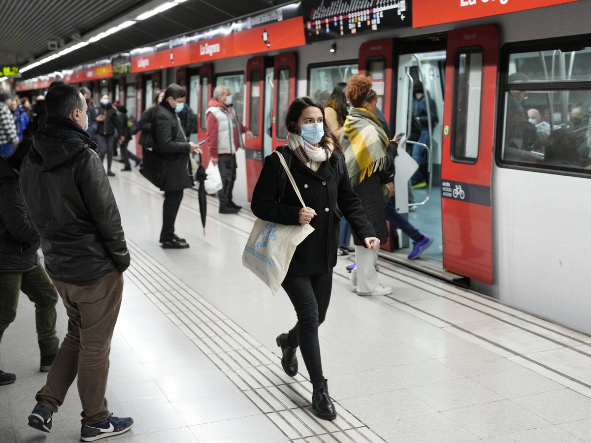Foto: Varios usuarios del metro de Barcelona en una de las estaciones del centro. (EFE/Alejandro García)