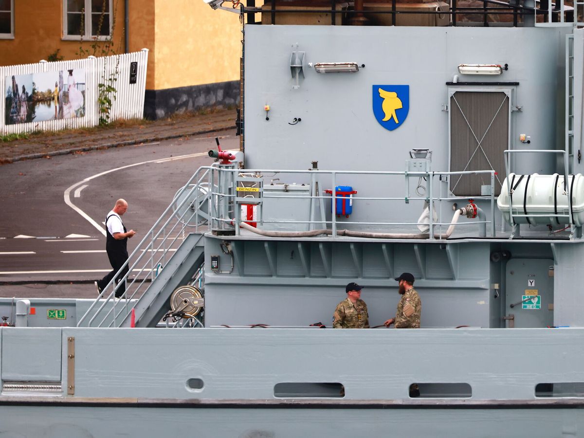 Foto: Un buque militar danés en el puerto de Ronne, en la isla de Bornholm. La agencia danesa de la energía confirmó las fugas en los gasoductos Nord Stream 1 y 2. (EFE/EPA/Hannibal Hanschke) 