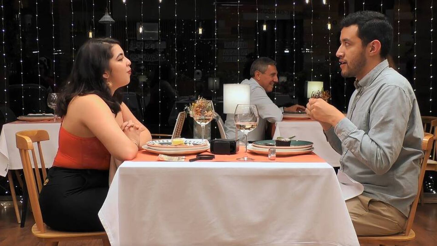 Izabela y Daniel cenan en el restaurante de 'First Dates'. (Mediaset)