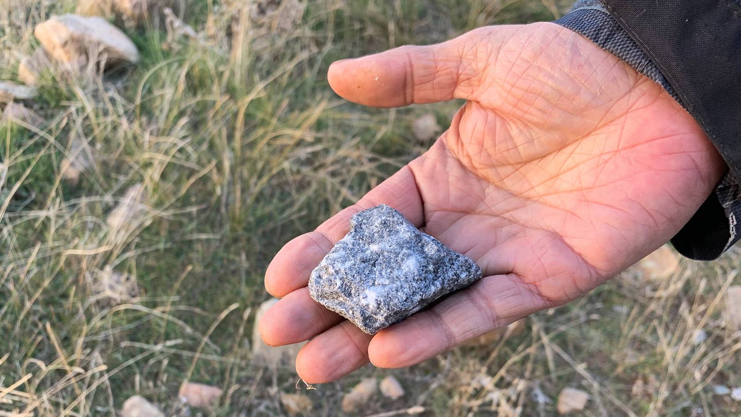 Rocas de magnesita encontradas en los alrededores de la mina de Borobia como restos de las voladuras. (Guillermo Cid)
