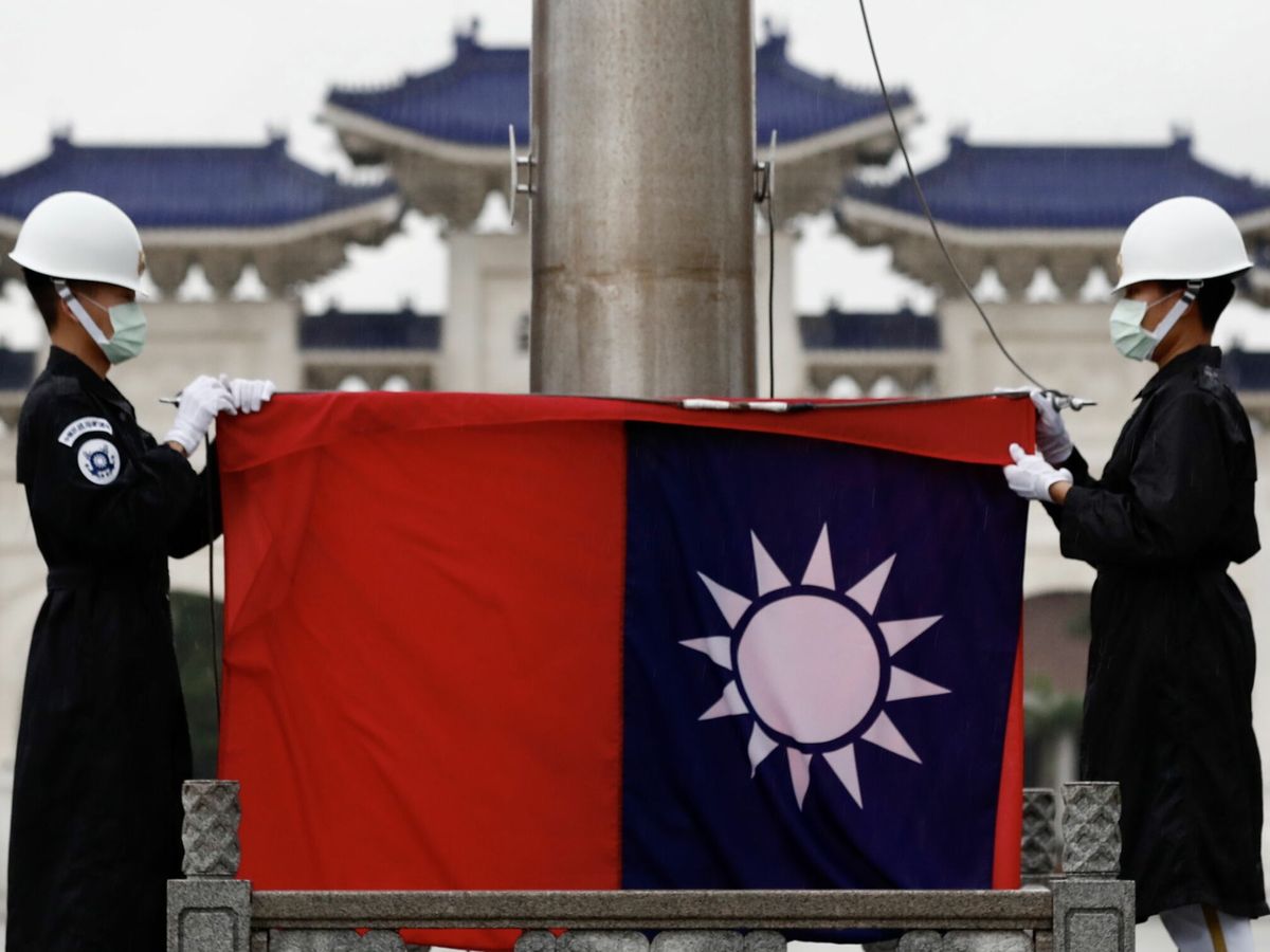 Foto: Guardias de honor taiwaneses, junto a la bandera de Taiwán. (EFE/Ritchie B. Tongo)