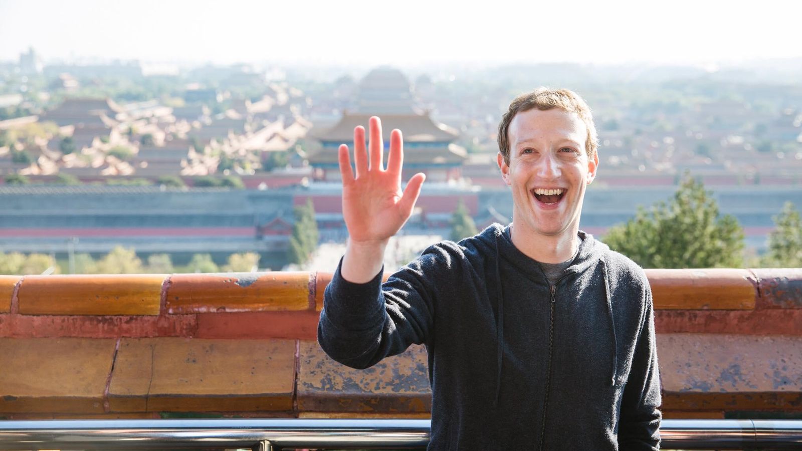 Foto: Zuckerberg tiene motivos para sonreír (Foto: Facebook)
